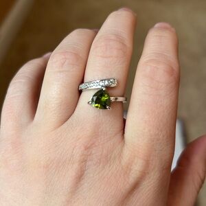 Decorative fashion ring jewelry green and silver stones gently used size 7